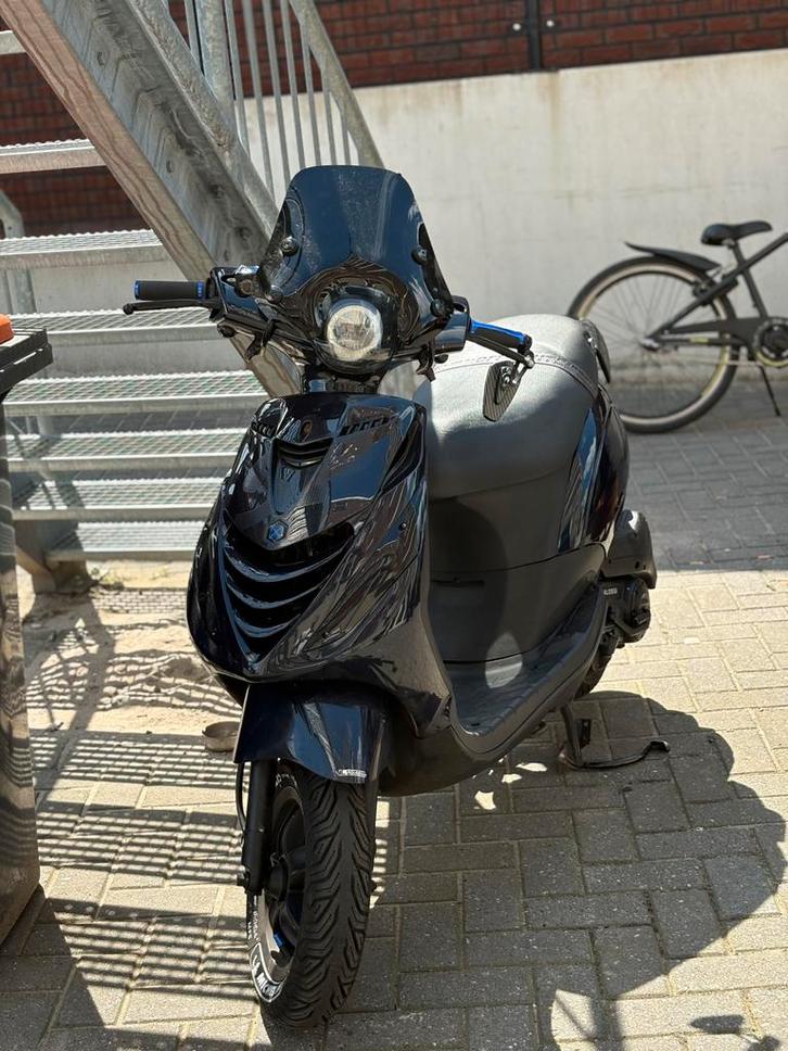 Frisse zip 80cc, Fietsen en Brommers, Scooters | Piaggio, Zo goed als nieuw, Zip, Maximaal 45 km/u, Benzine, Ophalen