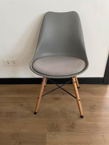 Eetkamer stoelen grijs beschikbaar voor biedingen