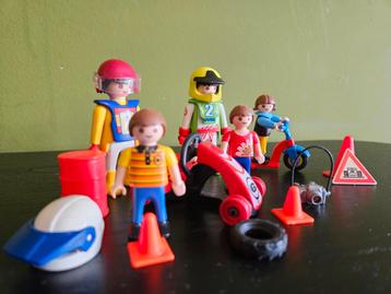 Playmobil kart met 5 poppetjes beschikbaar voor biedingen