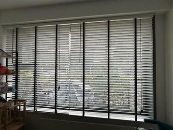 2x Witte houten jaloezieën 172cm x 140cm beschikbaar voor biedingen