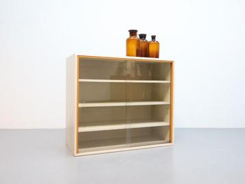 Vintage apothekers kast vitrine beschikbaar voor biedingen