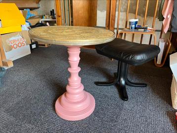 Bijzettafel koperen blad, roze houten poot beschikbaar voor biedingen