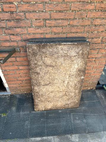 2 betonplaten 90x60x6 cm beschikbaar voor biedingen