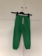 Leuke joggingbroek groen maat 122, Kinderen en Baby's, Kinderkleding | Maat 122, Jongen, Ophalen of Verzenden, Broek, Zo goed als nieuw