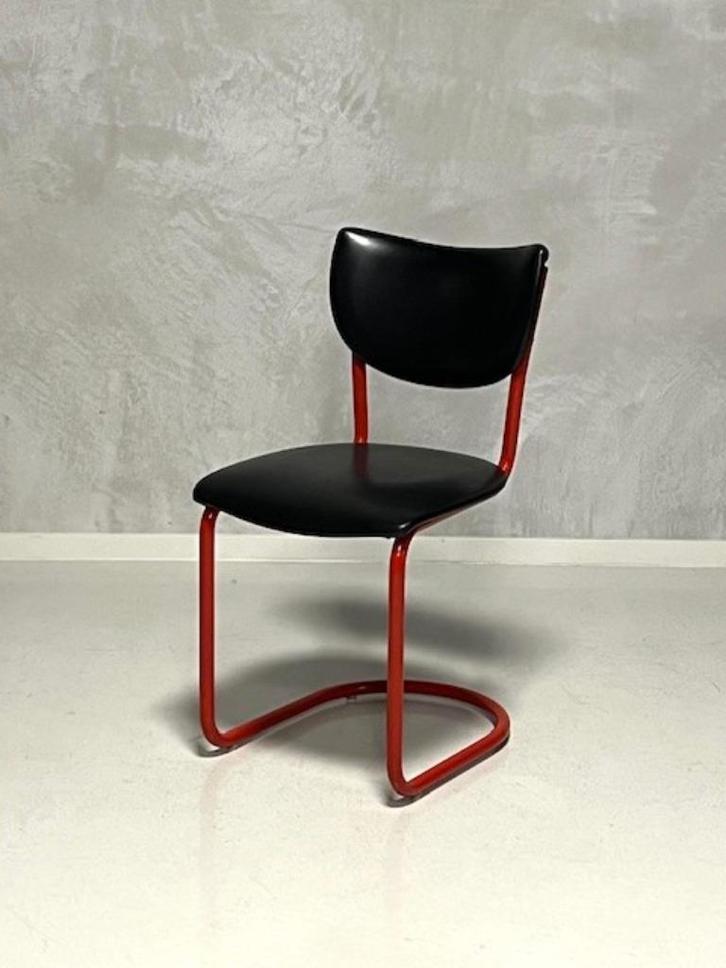 Gebroeders de Wit 2011 eetkamerstoel vintage rood zwart, Huis en Inrichting, Stoelen, Gebruikt, Eén, Leer, Metaal, Rood, Ophalen of Verzenden