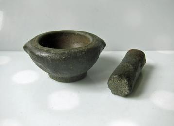 Oude vijzel van natuursteen/ graniet, binnenmaat 10 x 4,5 cm beschikbaar voor biedingen