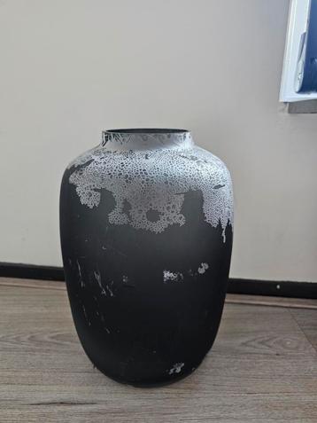 Mooie zwarte bloemenvaas beschikbaar voor biedingen