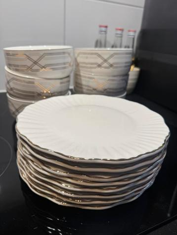 Ontbijt/dessert borden met goude ribbel rand beschikbaar voor biedingen