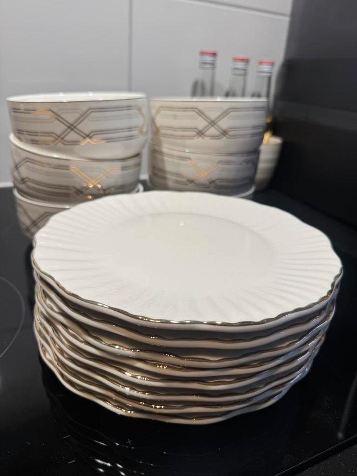 Ontbijt/dessert borden met goude ribbel rand, Huis en Inrichting, Keuken | Servies, Zo goed als nieuw, Bord(en), Overige stijlen