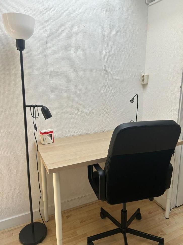 Bureau en bureaustoel, Huis en Inrichting, Bureaus, Zo goed als nieuw, Bureau, In hoogte verstelbaar, Ophalen