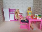BA05 Barbie in de keuken met 2 barbies, Ophalen of Verzenden, Gebruikt, Overige typen