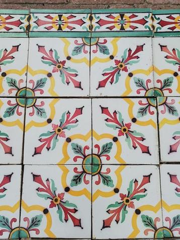 212x73,5cm kleurrijke antieke Franse tegels met rand beschikbaar voor biedingen