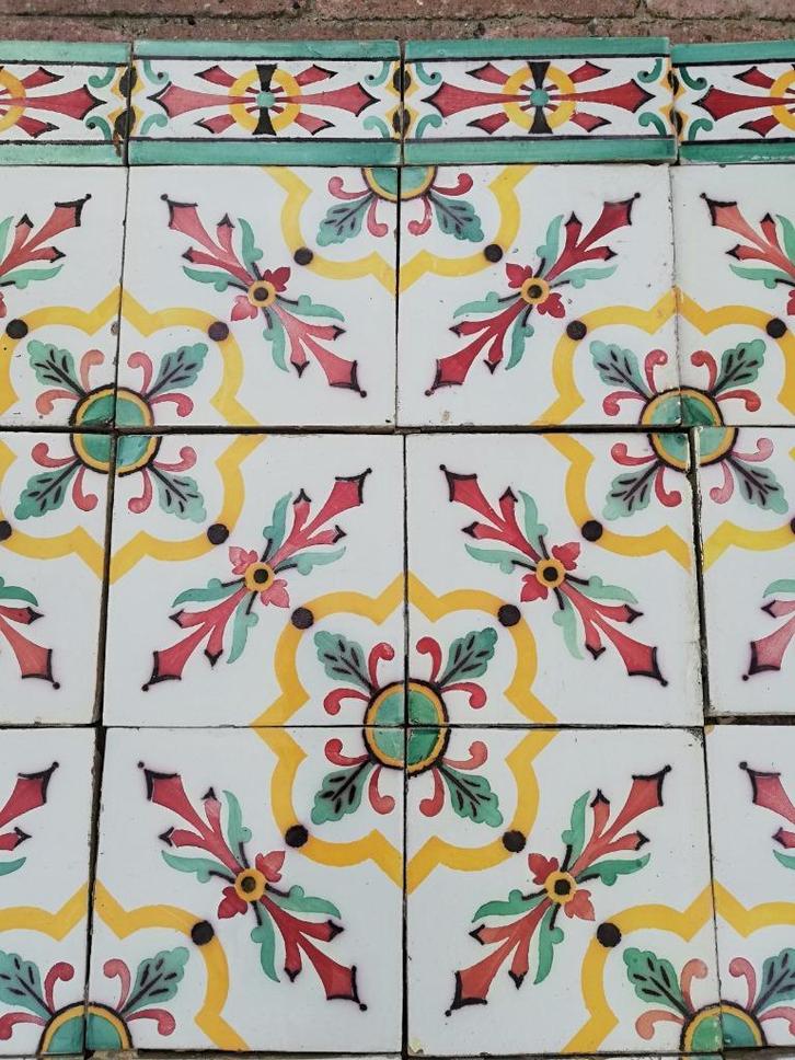 212x73,5cm kleurrijke antieke Franse tegels met rand, Antiek en Kunst, Antiek | Wandborden en Tegels, Ophalen