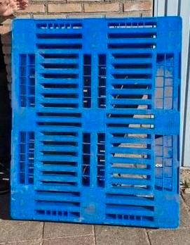 Kunststof pallet beschikbaar voor biedingen