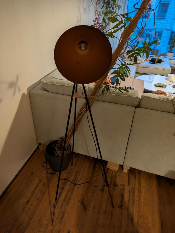 Stijlvolle Vloerlamp met Driepoot, Huis en Inrichting, Lampen | Vloerlampen, Zo goed als nieuw, 150 tot 200 cm, Metaal, Ophalen