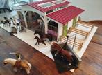 Schleich paardenstal met 9 paarden, 3 ruiters en douche, Ophalen, Zo goed als nieuw