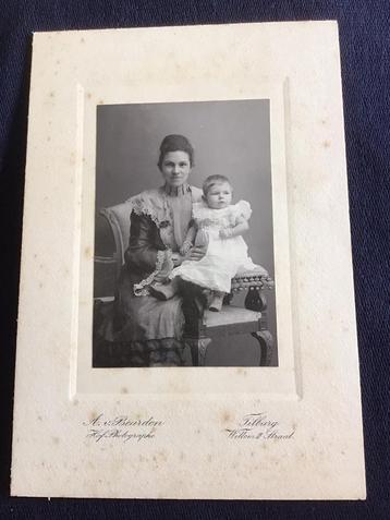 Kabinetfoto, Vrouw met kind, A. van Beurden, Tilburg beschikbaar voor biedingen