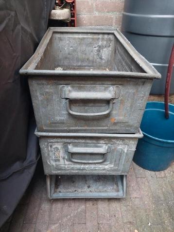 3 Oude ijzeren magazijn bakken  beschikbaar voor biedingen