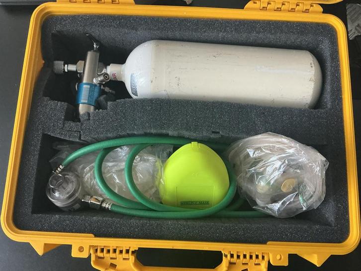 Zuurstofkoffer Compleet - 2,5L Fles + Toebehoren, Watersport en Boten, Duiken, Zo goed als nieuw, Duikfles, Ophalen