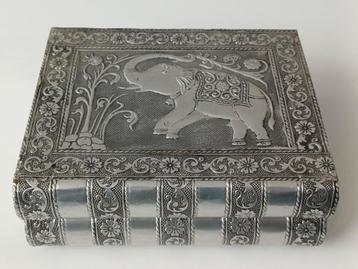Zilverkleurige olifant sieraden doos  beschikbaar voor biedingen