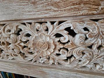 Houten Wandkast met Uitgesneden Details beschikbaar voor biedingen