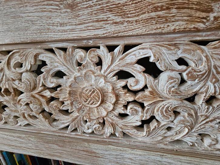 Houten Wandkast met Uitgesneden Details, Huis en Inrichting, Kasten | Boekenkasten, Zo goed als nieuw, Ophalen