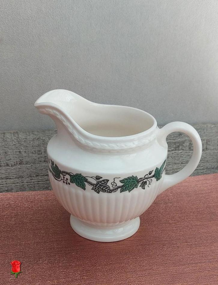 Wedgwood Stratford melkkan, Huis en Inrichting, Keuken | Servies, Zo goed als nieuw, Overige typen, Wedgwood, Aardewerk, Ophalen of Verzenden