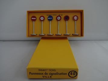 Stadts Verkeersborden set nr: 40 van Dinky Toys schaal 1/43 beschikbaar voor biedingen