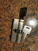 1 cilinder met 4 sleutels, Doe-het-zelf en Verbouw, Hang- en Sluitwerk, Ophalen of Verzenden, Gebruikt, Rvs, Slot