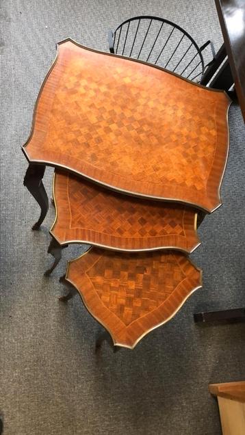 3 antieke bijzettafeltjes beschikbaar voor biedingen