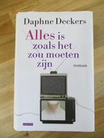 Alles is zoals het zou moeten zijn - daphne deckers - roman, Ophalen of Verzenden, Gelezen