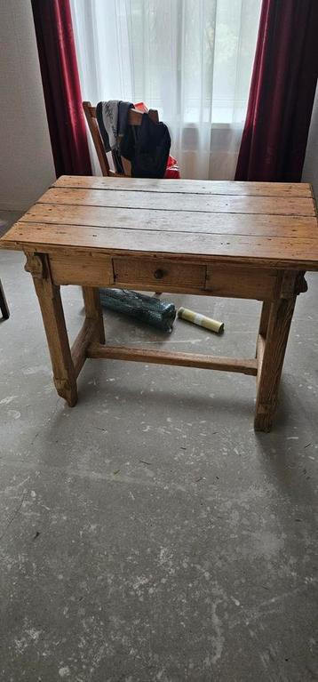 antiek en oud tafel/kastje beschikbaar voor biedingen
