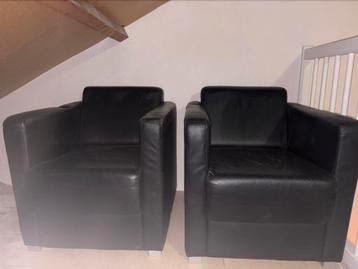 Twee leren zwarte fauteuils beschikbaar voor biedingen