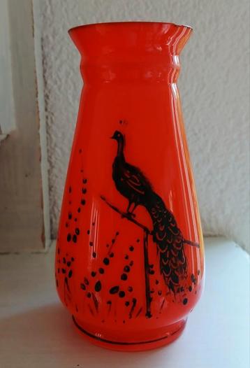 vaasje van oranje glas met pauw beschikbaar voor biedingen