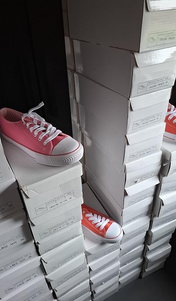 Canvas sneakers partij 100x, Kleding | Dames, Schoenen, Nieuw, Sneakers of Gympen, Overige kleuren, Ophalen of Verzenden