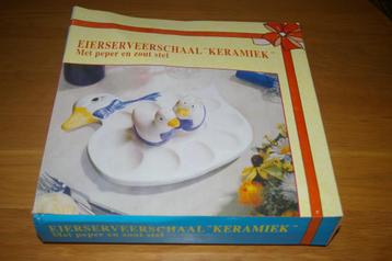 Keramiek eierserveerschaal met peper en zout stel. beschikbaar voor biedingen