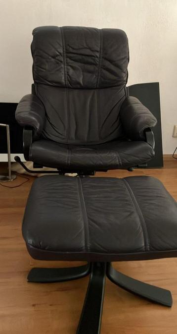Relaxfauteuil leder met hocker beschikbaar voor biedingen