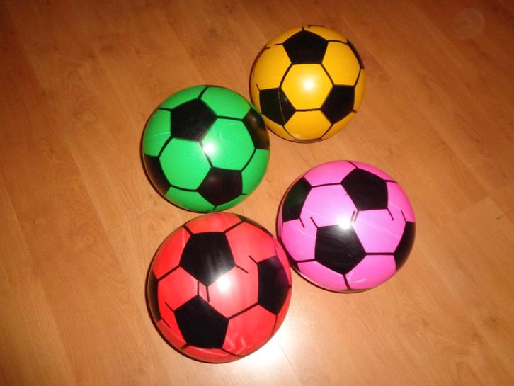 PARTIJ UITGOOI VOETBAL 21-23CM IN DIVERSE KLEUREN €0,49ex, Diversen, Rommelmarktspullen, Nieuw, Ophalen