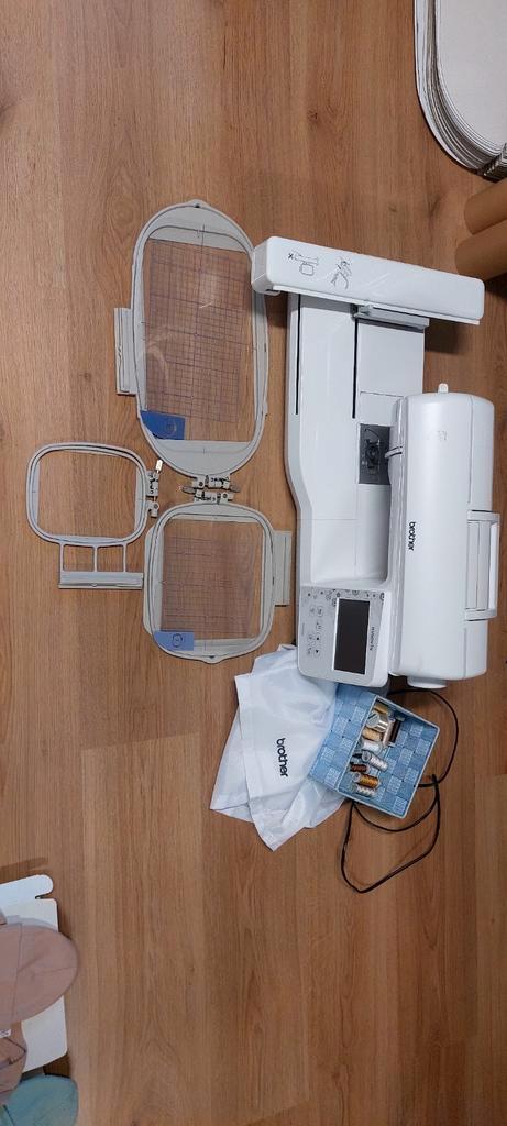 Brother Innov-is NV880E Borduurmachine, Hobby en Vrije tijd, Borduren en Borduurmachines, Gebruikt, Borduurmachine, Machineborduren