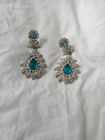 Mooie oorbellen, strass met turquoise steen beschikbaar voor biedingen