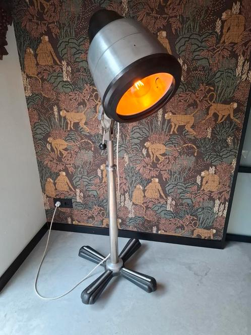 Oude zelfgemaakte vloerlamp gietijzer unieke mooie  droogkap, Huis en Inrichting, Lampen | Vloerlampen, Zo goed als nieuw, Ophalen