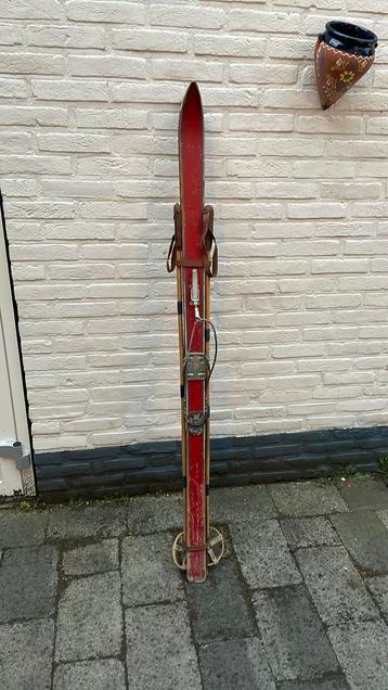 Antieke ski’s vintage rood met stokken en bindingen brocante beschikbaar voor biedingen