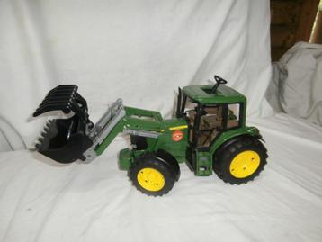 Bruder John Deere 6920 trekker met voorlader en accessoires beschikbaar voor biedingen