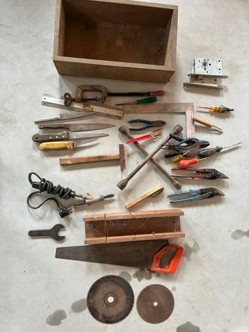 Oud handgereedschap in een koop zaag hamer schroevendraaiers beschikbaar voor biedingen