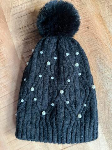 Zwarte muts met kraaltjes! beschikbaar voor biedingen