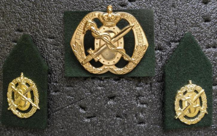 Setje Geneeskundige Dienst 5, Verzamelen, Militaria | Algemeen, Landmacht, Embleem of Badge, Nederland, Verzenden