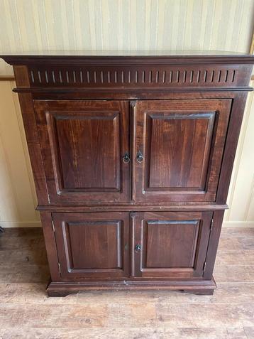 Houten kast met deuren beschikbaar voor biedingen