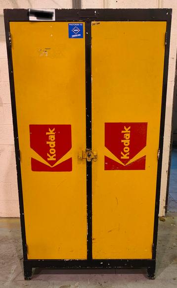 Kast met Kodak opschrift beschikbaar voor biedingen