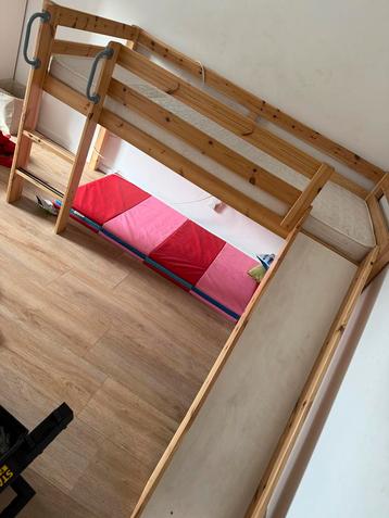Half hoogslaper van ikea met glijbaan beschikbaar voor biedingen