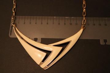 Vintage ketting, creme emaille drie hoek  beschikbaar voor biedingen